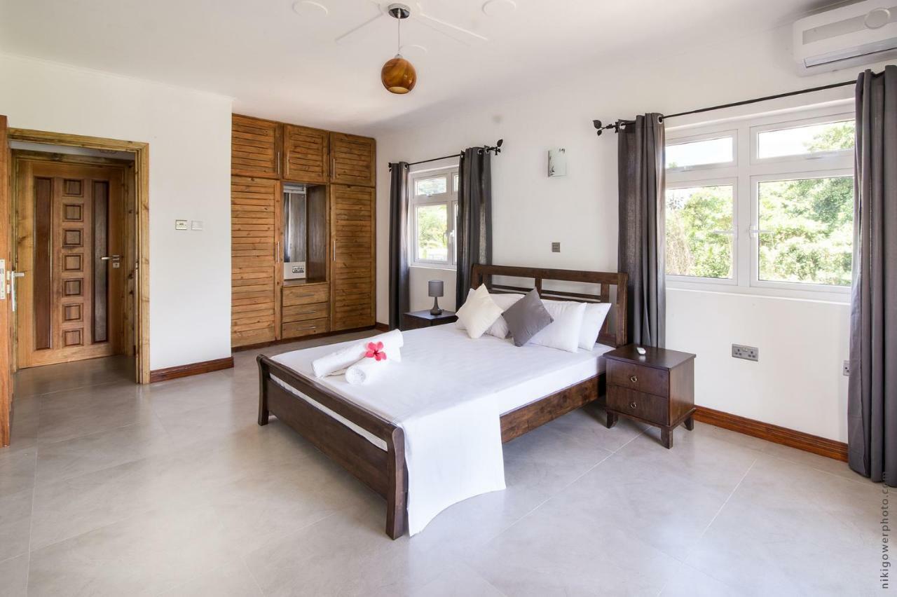 Flora'S Self Catering Apartments Victoria Exterior photo